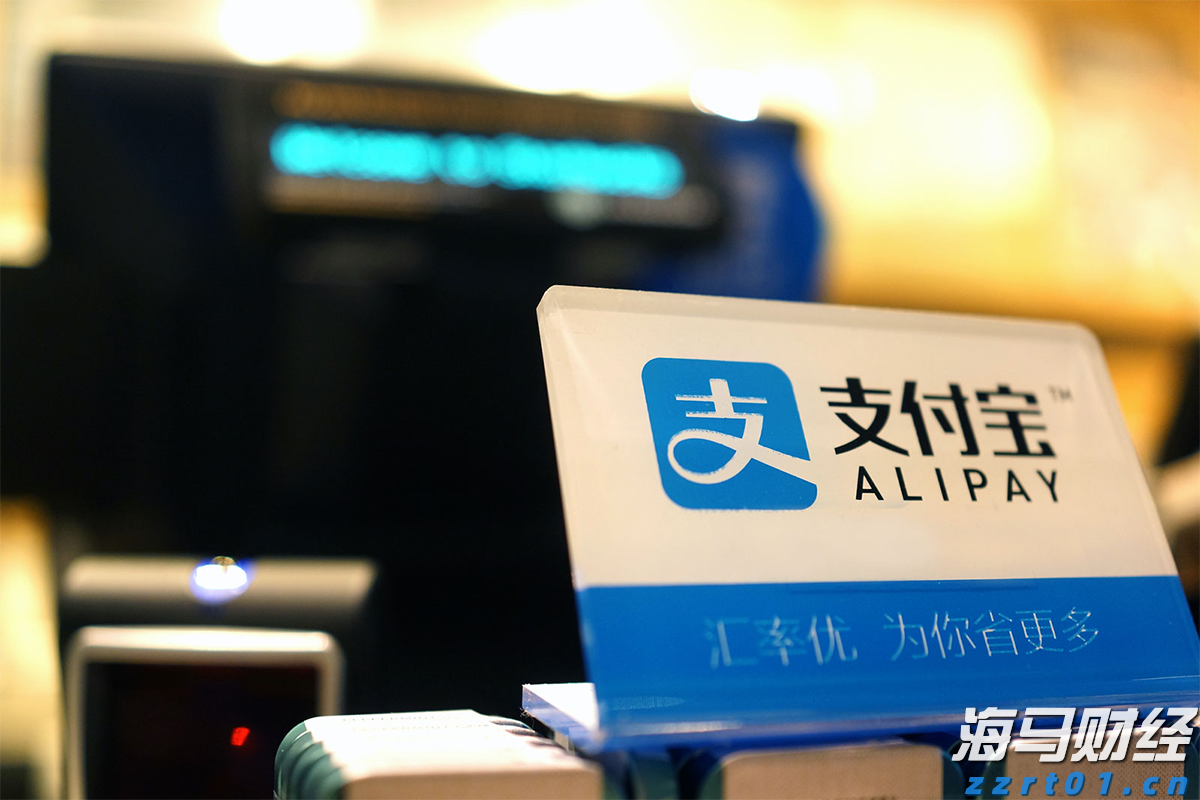 一客车利用粤澳两地牌藏匿走私燕窝被拱北海关查获