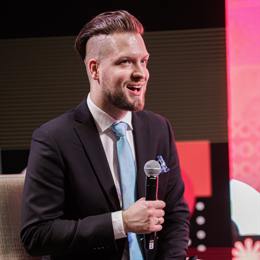 香港湾仔坚尼地道树下发现无头尸，警方初步判断为高处堕下